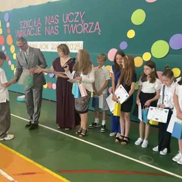 Zasłużone wakacje. Uczniowie „Jedynki” uroczyście zakończyli rok szkolny