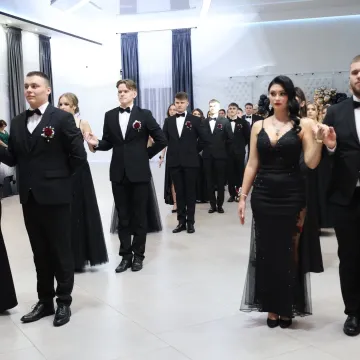 Studniówka uczniów „Drzewniaka” w Kobielach Wielkich