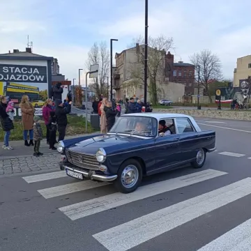 Zlot i parada zabytkowych samochodów w Święto Niepodległości w Radomsku