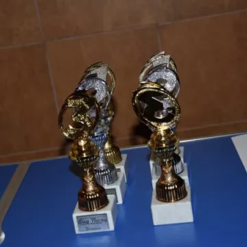 Nocne bieganie po placu targowym 