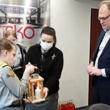 Betlejemskie Światło Pokoju dociera do urzędów i instytucji w Radomsku