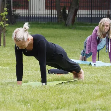 Mamy ćwiczyły jogę
