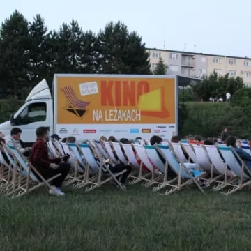 Seans filmowy pod chmurką w parku Solidarności