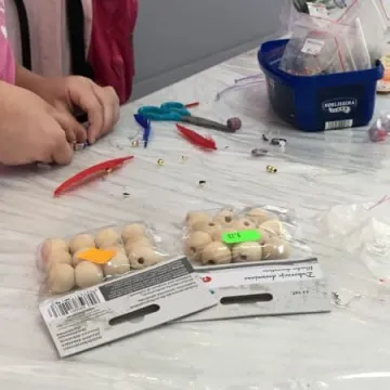 Warsztaty tworzenia biżuterii w MDK