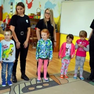 Mundurowi z Mechanika odwiedzają przedszkolaków