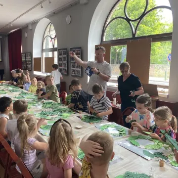 Emocje i wiosna na warsztatach kartonowych w Muzeum Regionalnym w Radomsku