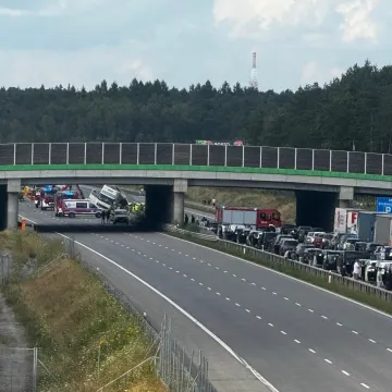 Przewrócona ciężarówka na A1 przygniotła auto osobowe. W środku małe dziecko