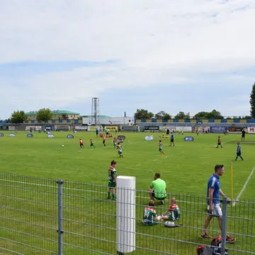 Mali piłkarze na dużej murawie