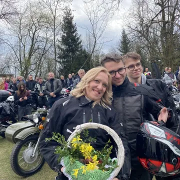 Tłumy motocyklistów i mieszkańców w Strzałkowie. Kolejna Moto Święconka za nami