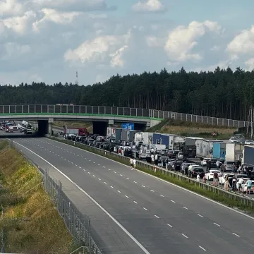 Przewrócona ciężarówka na A1 przygniotła auto osobowe. W środku małe dziecko