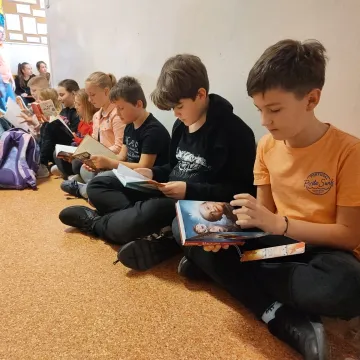 „Przerwa na czytanie”. Bicie rekordu w czytaniu na przerwie w „Siódemce”