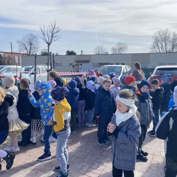 Zajączek ukrył się w PP nr 5 w Radomsku. Dzieci ruszyły na poszukiwania