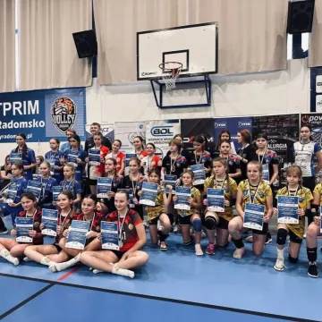Minisiatkówka w miejskiej hali Akademii Volley Radomsko