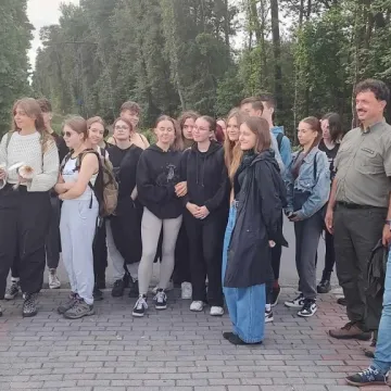 Uczniowie sprzątają świat