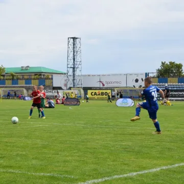 Mali piłkarze na dużej murawie