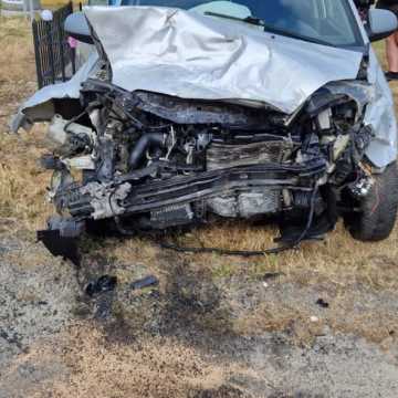 Zniszczone samochody i płot po wypadku w Cadówku