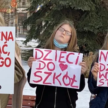 „Zjednoczeni dla Wolności” protestowali w Radomsku przeciwko rządowym obostrzeniom