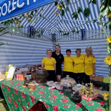 Słodka zabawa z miodem w Gomunicach