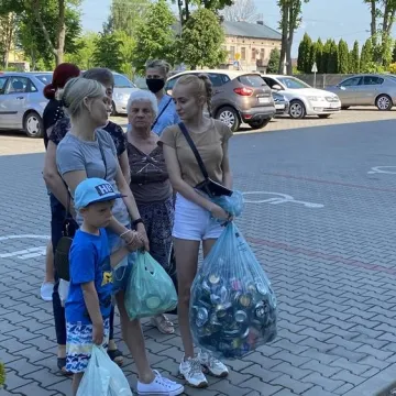 Oddali puszki, otrzymali sadzonki i zioła