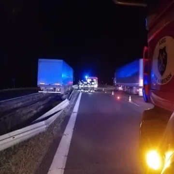 Na DK1 ciężarówka wjechała w barierki