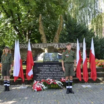 Kwiaty i zaduma w 86. rocznicę wybuchu wojny