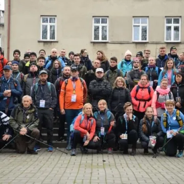 Wyruszyli na trasę VIII Pieszego Maratonu Niepodległości