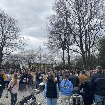 Tłumy motocyklistów i mieszkańców w Strzałkowie. Kolejna Moto Święconka za nami