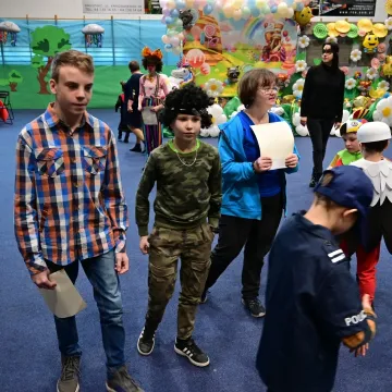 „Witajcie w naszej bajce”. Karnawałowy bal PCPR w Radomsku