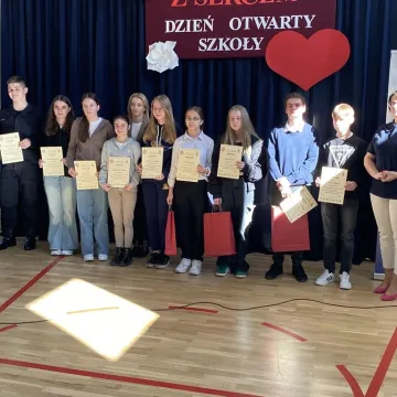 Foto budka, pokazy, poznawanie szkoły. Dzień  Otwarty w ZSP w Kamieńsku