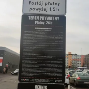 Parking marketu Carrefour w Radomsku tyko z biletem