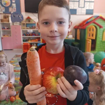 Zerówiaki z PSP nr 8 w Radomsku świętowały Światowy Dzień Warzyw i Owoców