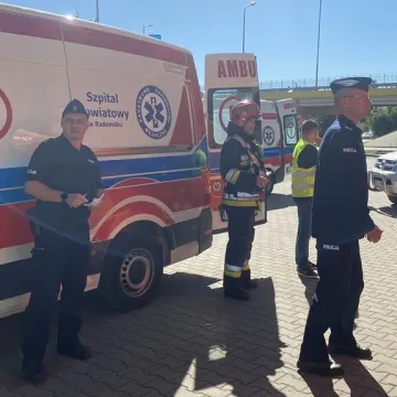 Ewakuacja ZSP 1 w Radomsku. Był pożar, strzały i osoby ranne