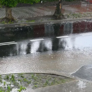 Grzmi, ulewnie pada nad Radomskiem