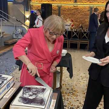 [WIDEO] Zespół Szkół Ekonomicznych w Radomsku świętuje 100-lecie istnienia. Były wspomnienia, życzenia i chwile wzruszeń