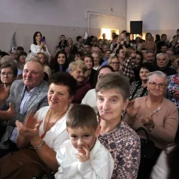 Szkolna sala zamieniła się w koncertową scenę. Noworoczne kolędowanie w Gidlach