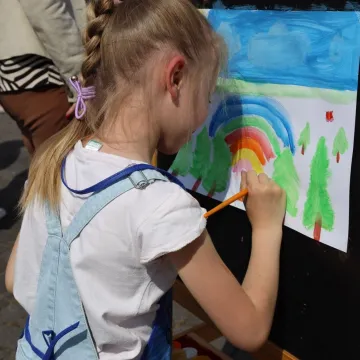 Przedszkolaki malowały w plenerze