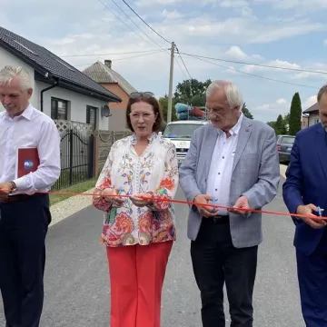 W Sudzinku otwarto nową drogę. Wstęgę przecinał m.in. wicemarszałek Sejmu RP