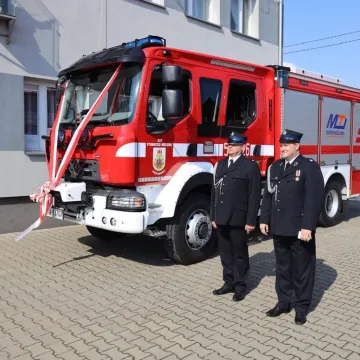 Druhowie z OSP Stobiecko Miejskie bogatsi o nowy wóz