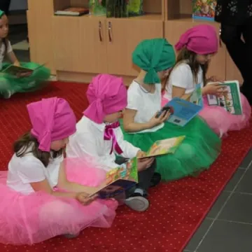 Pasowanie nowych czytelników biblioteki w Radomsku