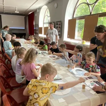 Emocje i wiosna na warsztatach kartonowych w Muzeum Regionalnym w Radomsku