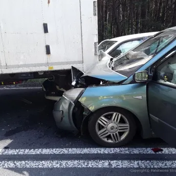 [AKTUALIZACJA] Dwie osobówki wjechały w samochód ciężarowy