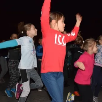 Nocne bieganie po placu targowym 