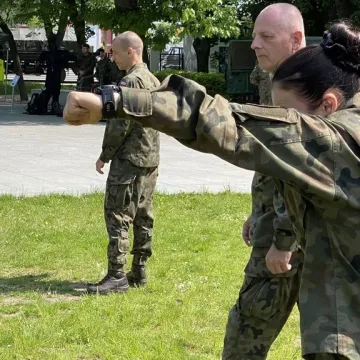 Żołnierze uczą w Radomsku kobiety podstaw samoobrony