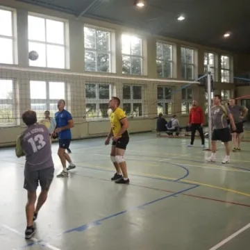 Samorządowcy grali w siatkówkę