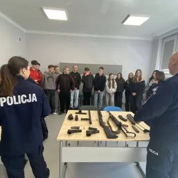 Foto budka, pokazy, poznawanie szkoły. Dzień  Otwarty w ZSP w Kamieńsku