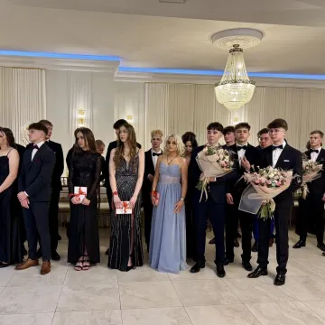 Odliczanie do matury rozpoczęło się eleganckim balem w LO Przedborzu