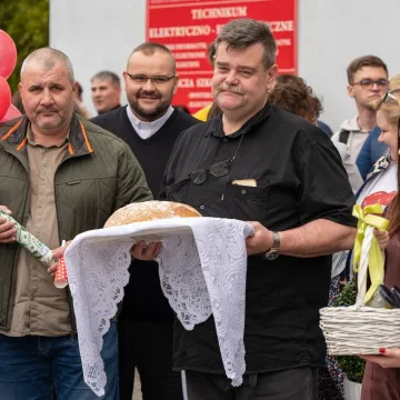 Chlebem i solą powitała społeczność ZSE-E w Radomsku nowego-starego dyrektora