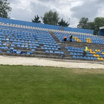 RKS Radomsko sprzedaje krzesełka z trybuny stadionu przy Brzeźnickiej 26