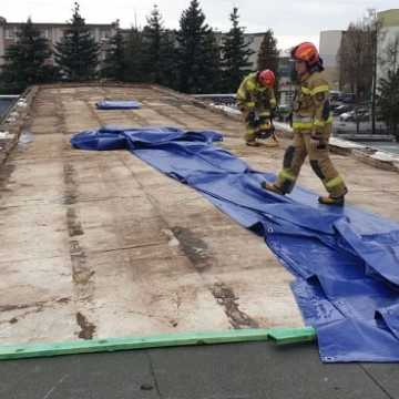 Strażacy z Radomska dalej pracują przy zerwanym dachu w Drzewniaku