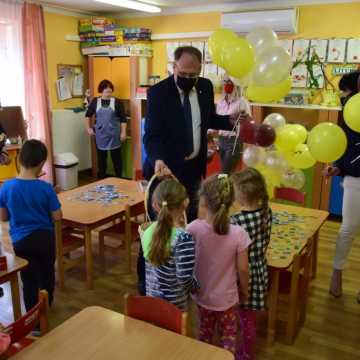 Z okazji Dnia Dziecka prezydent Radomska odwiedził przedszkolaki